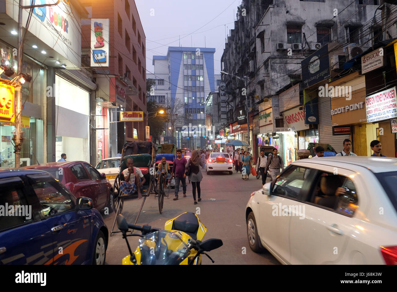 Nachtzeit, Einkaufsmöglichkeiten in der Nähe neuer Markt in Kolkata, Indien am 10. Februar 2016. Stockfoto
