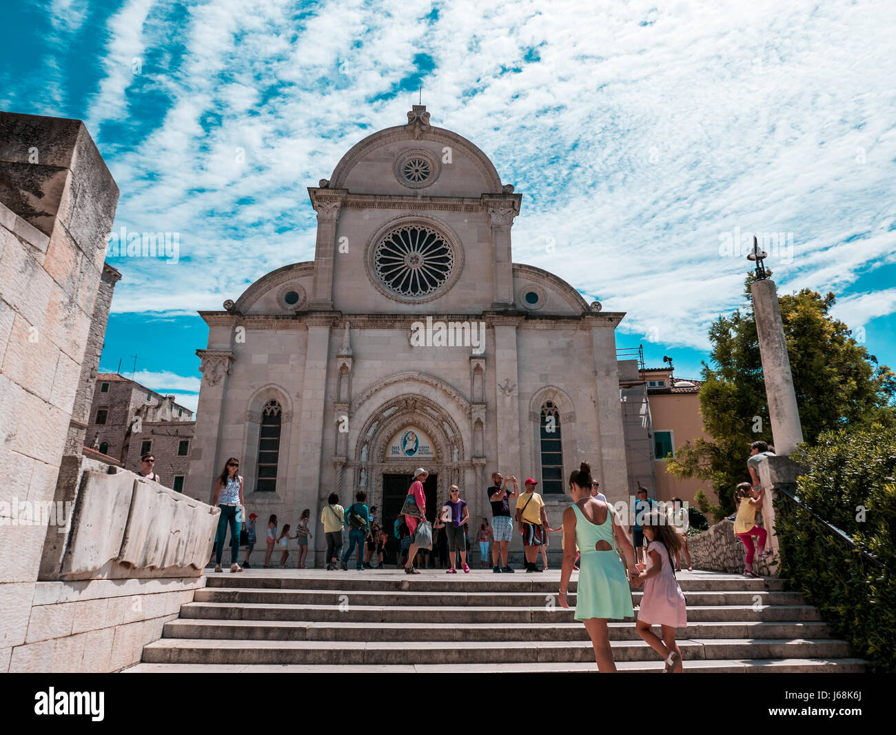 Sibenik, Kroatien - 11. August 2016 - Sibenik, Kroatien an einem sonnigen Tag mit Menschen besuchen die St. James Cathedral Stockfoto