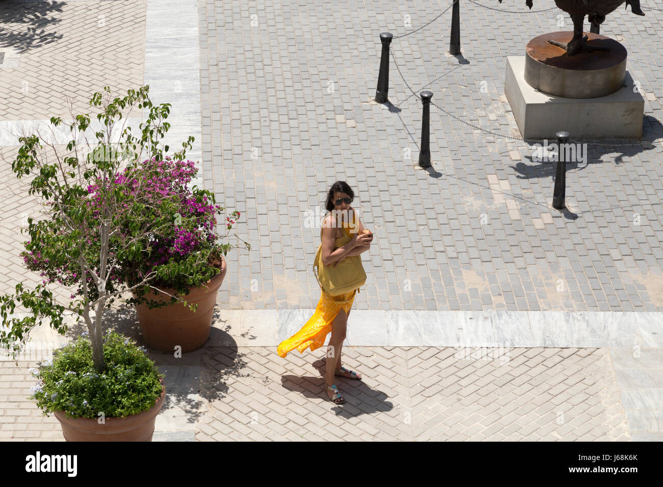 Junge Frau am alten Platz (Plaza Vieja), Havanna, Kuba Stockfoto
