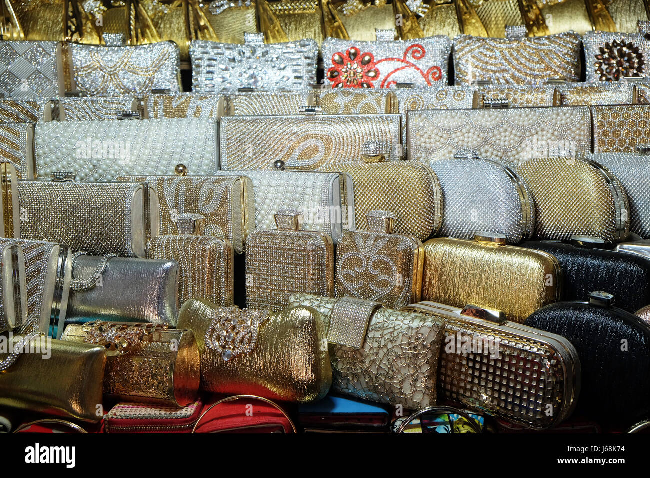 Dekorative Handtaschen für den Verkauf im neuen Marktgebiet, Kolkata, Indien am 10. Februar 2016 angezeigt. Stockfoto