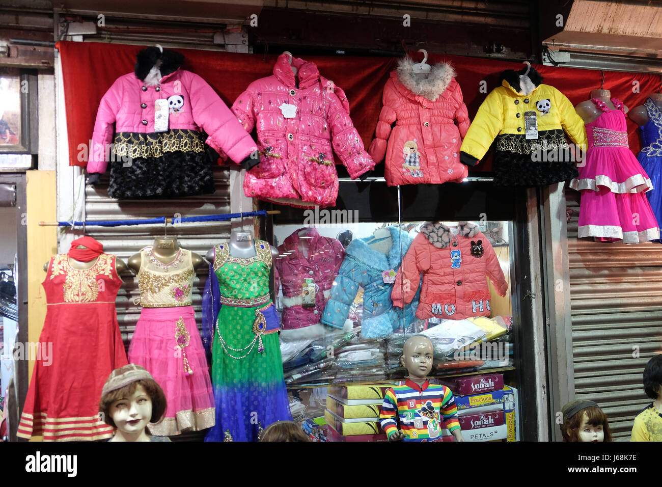 Schaufensterpuppen, die neuesten indische Kinder Kleidung vor Tuch Ladengeschäft in Kolkata, Indien Stockfoto