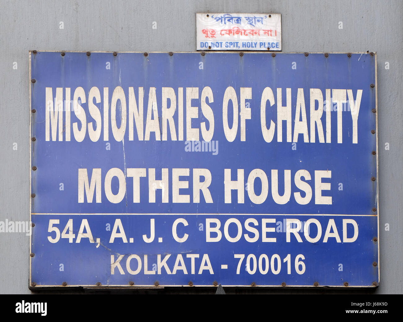 Die Inschrift am Eingang im Haus, gegründet von Mutter Teresa Mutter und von den Missionarinnen der Nächstenliebe in Kalkutta Stockfoto