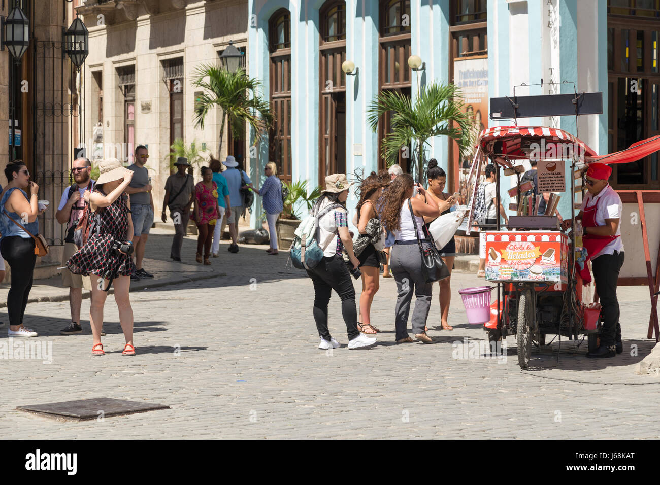 Menschen kaufen Eis in Havanna, Kuba Stockfoto