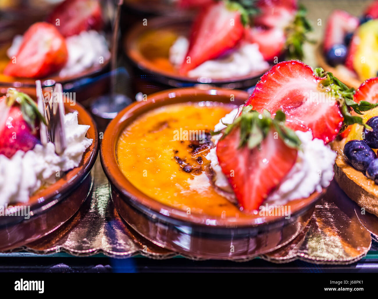 Makro Nahaufnahme von golden Crème brûlée Töpfe mit Erdbeeren und ...