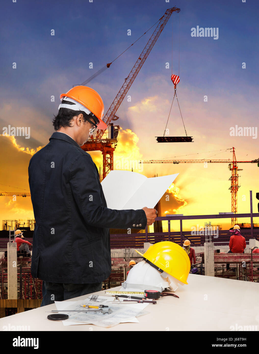 technische Mann arbeitet in Bau Baustelle gegen schöne Seite Stockfoto