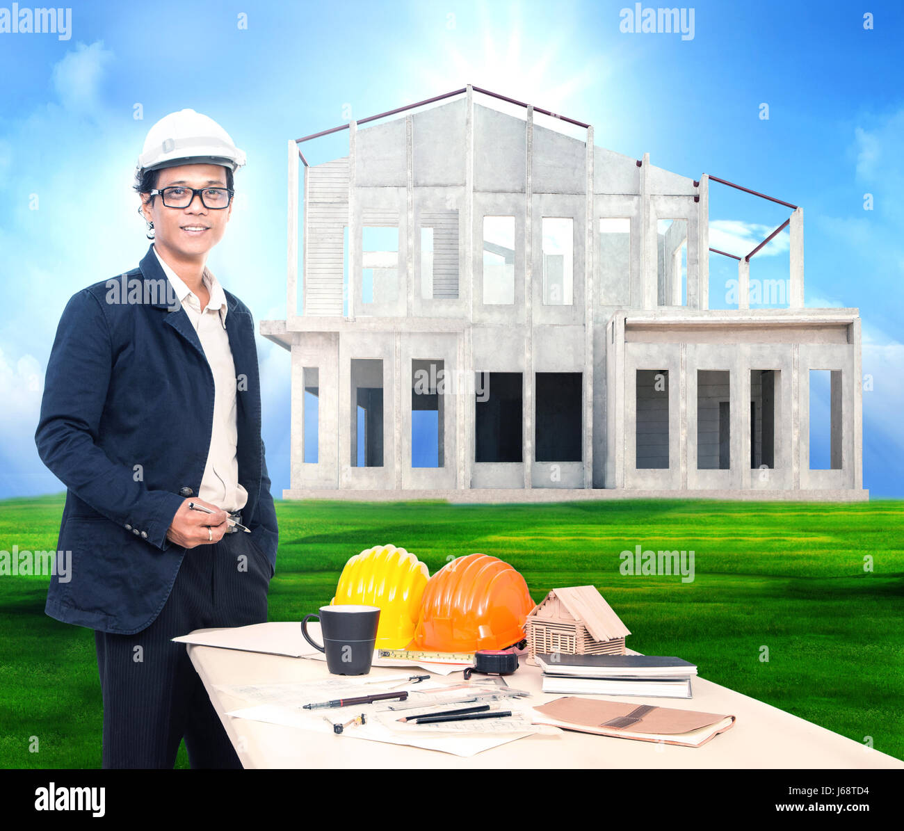 technische Mann mit Arbeitstisch und home-Projekt auf schönen grünen Rasen Feldeinsatz Hintergrund für Heim, Haus Baugeschäft Stockfoto