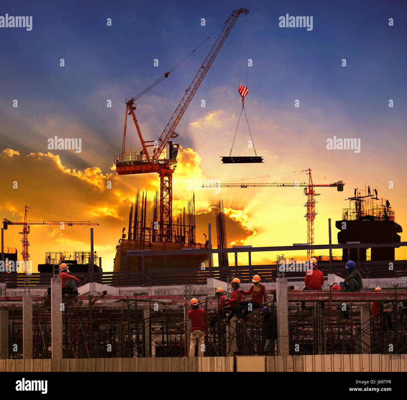 Arbeiter arbeiten in hoher Bau Baustelle gegen schönen düsteren Himmel Einsatz für Geschäft und Grundstücke, Immobilien, zivile Bauentwicklung Stockfoto