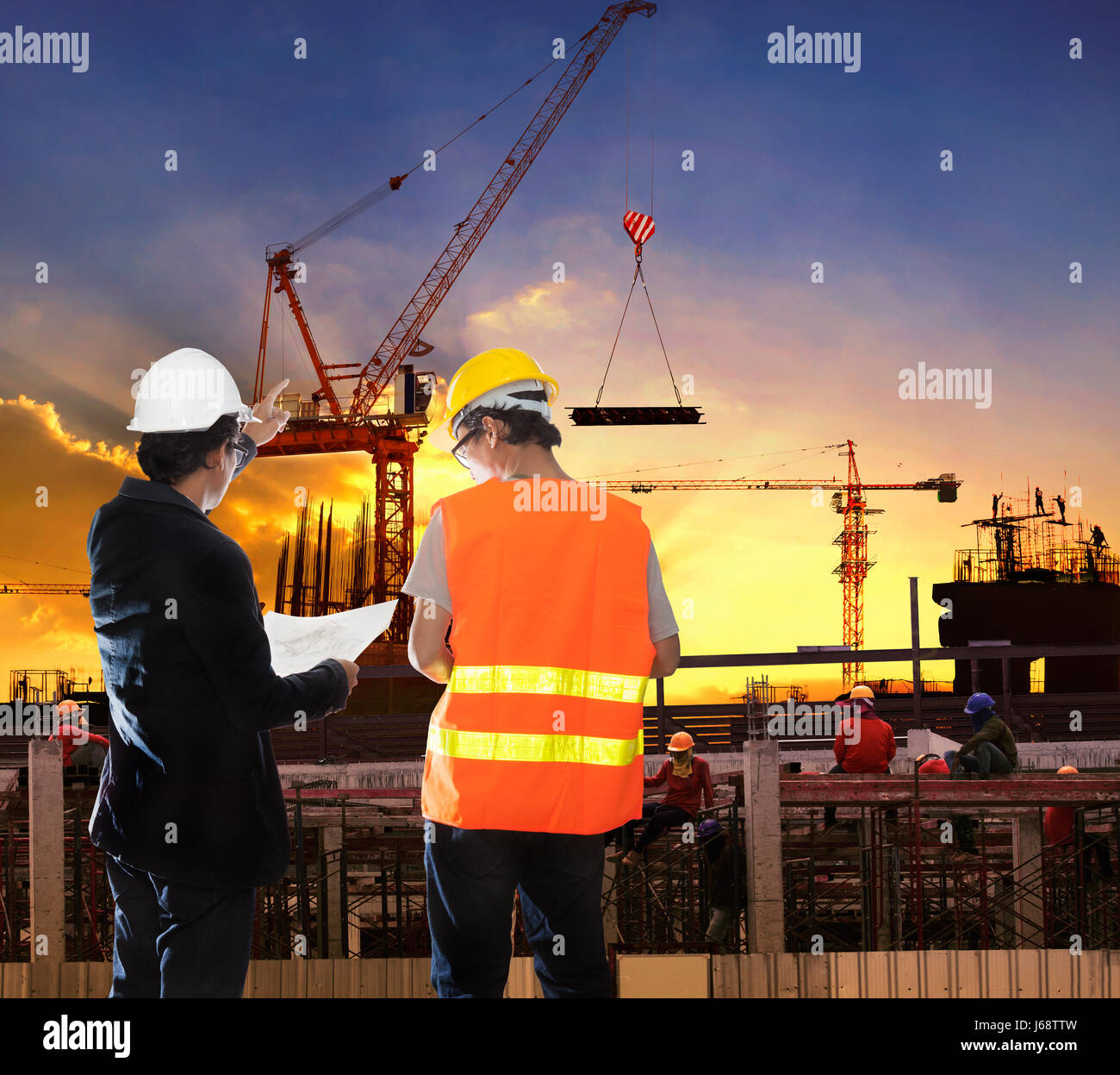 technische Mann arbeitet in Bau Baustelle mit Arbeiter Foreman gegen schönen düsteren Himmel Stockfoto