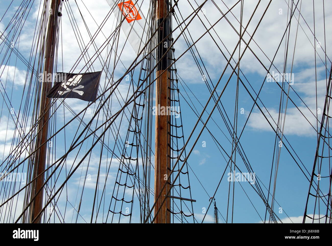 Segel-net Tau Fahne Piraten Seil Treppe Sommer sommerlich vernetzt Flagge  Mast Kiel Stockfotografie - Alamy