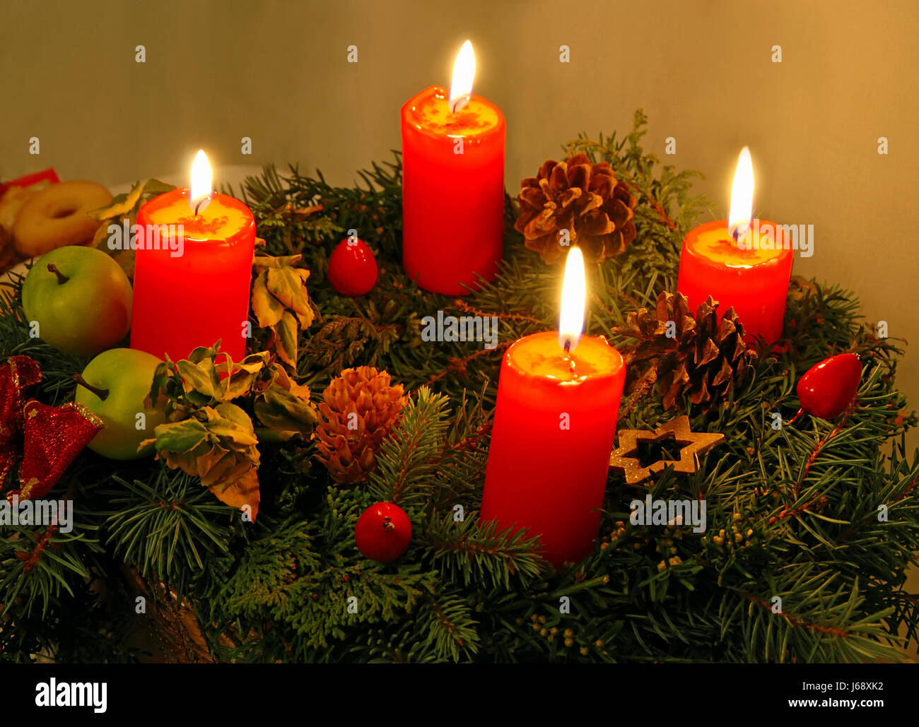 Kerze 4 Kegel Tradition Adventskranz Weihnachten x-mas Blatt Makro Nahaufnahme Stockfoto