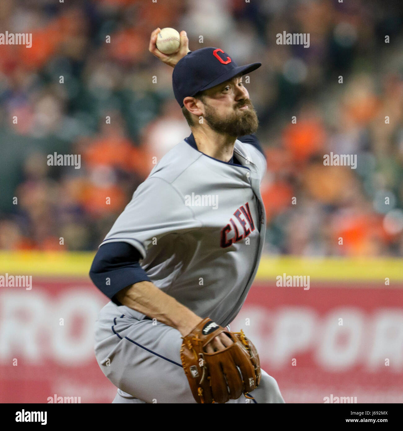 Houston, TX, USA. 19. Mai 2017. Cleveland Indians Relief Pitcher Andrew Miller (24) wirft einen Pitch im achten Inning während des MLB-Spiels zwischen der Cleveland Indians und die Houston Astros im Minute Maid Park in Houston, Texas. John Glaser/CSM/Alamy Live-Nachrichten Stockfoto