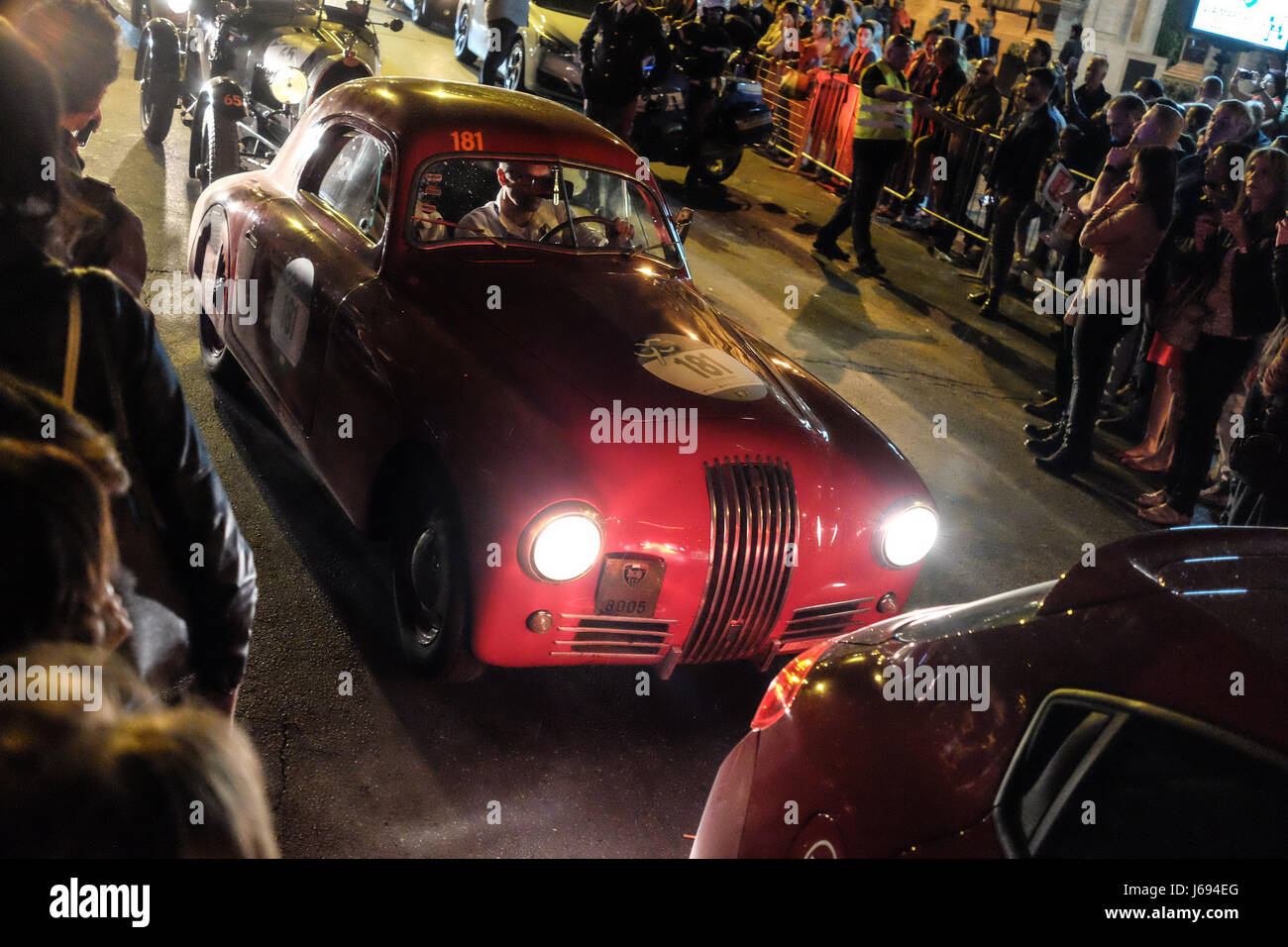 Rom, Italien. 19. Mai 2017. Die Ankunft der 440 Oldtimer in der Via Veneto in Rom für die Mille Miglia 2017 Credit: wirklich Easy Star/Alamy Live News Stockfoto