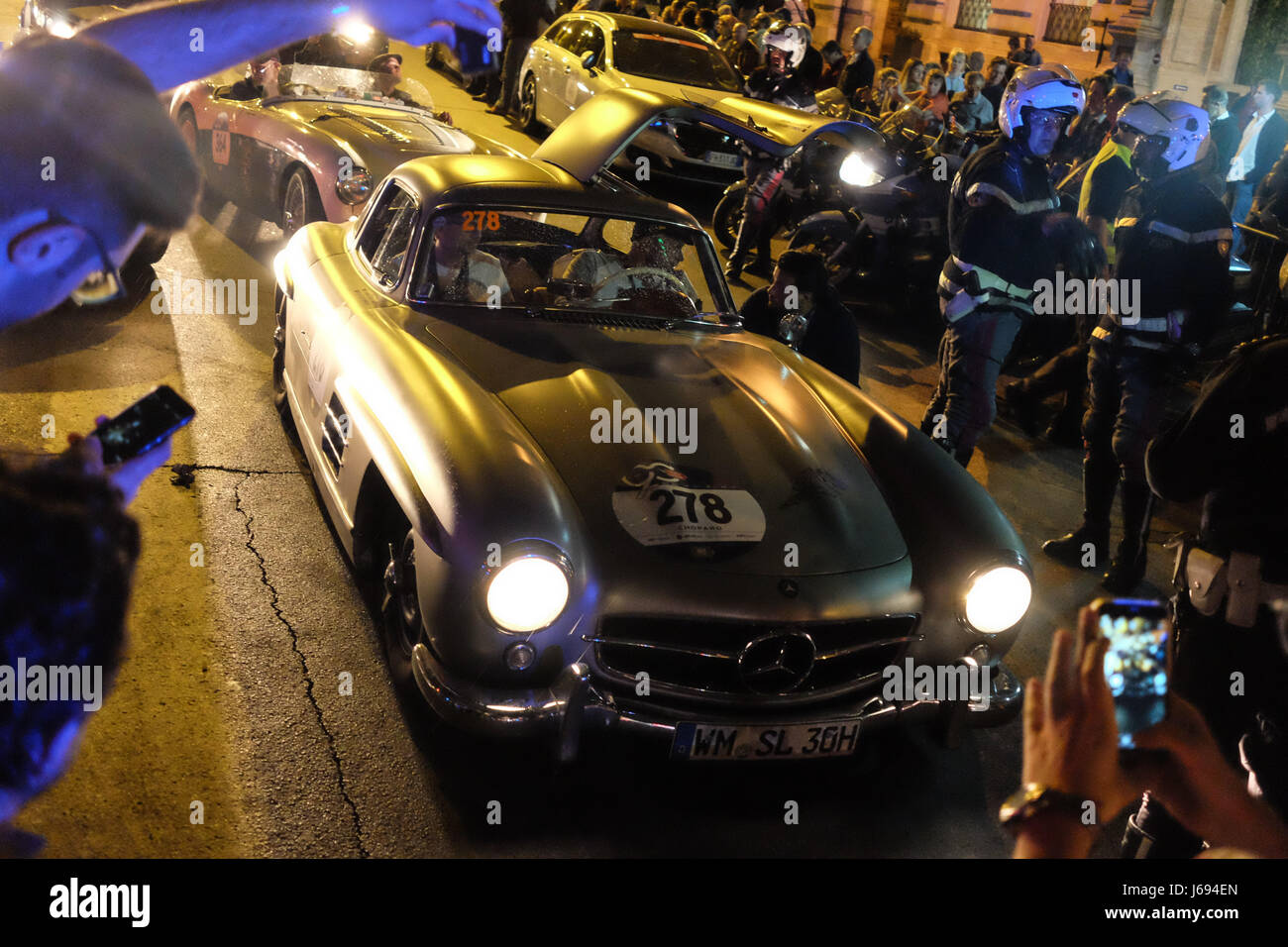 Rom, Italien. 19. Mai 2017. Die Ankunft der 440 Oldtimer in der Via Veneto in Rom für die Mille Miglia 2017 Credit: wirklich Easy Star/Alamy Live News Stockfoto