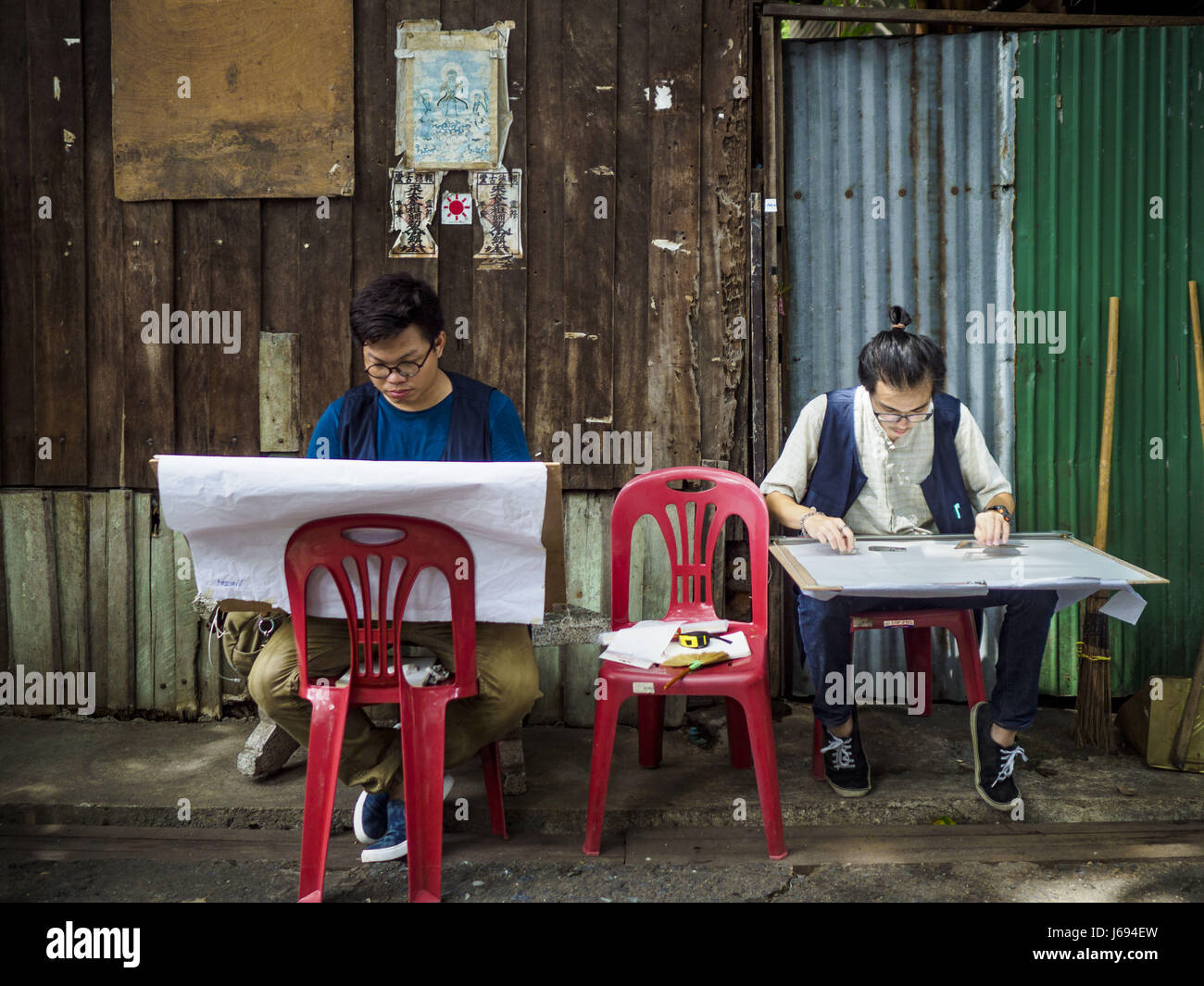 20. Mai 2017 - Bangkok, Bangkok, Thailand - Architektur-Studenten entwerfen Häuser in Pom Mahakan. Studenten der Architektur, die unter der Schirmherrschaft des Vernadoc, eine Organisation, die historischen Strukturen und Gemeinschaften in Thailand dokumentiert sind die historischen Häuser in Pom Mahakan dokumentiert. Bangkok Stadtbeamten sollen die Struktur in den kommenden Wochen abzureißen. Die endgültige Vertreibung der verbliebenen Familien in Pom Mahakan, ein Slum-Gemeinschaft in einem 19. Jahrhundert Fort in Bangkok, haben begonnen. Vertreter der Stadt ziehen die Bewohner aus der Festung. NGOs und Denkmalpflege Organisation Stockfoto