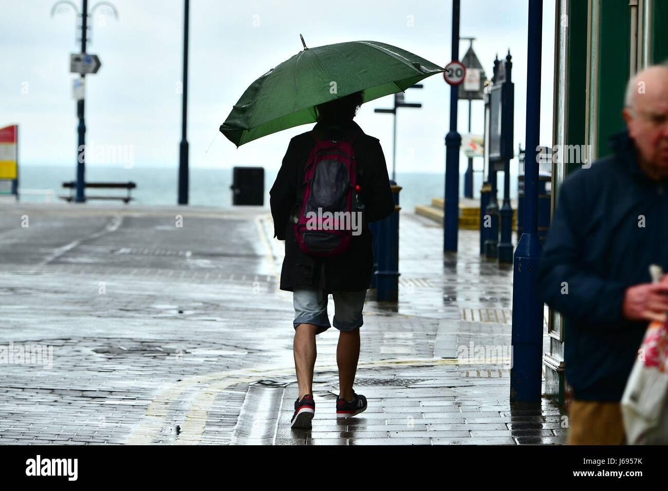 Aberystwyth Wales Uk, Samstag, 20. Mai 2017 UK Wetter: Dunkle Wolken und Regenschauer dominieren den Tag Aberystwyth an der Cardigan Bay Küste, West Wales Photo Credit: Keith Morris/Alamy Live-Nachrichten Stockfoto