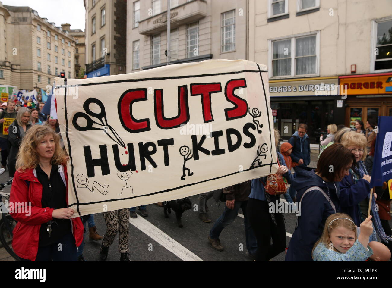 Bristol, UK. 20. Mai 2017.  Eltern, Kinder und Schule indifferente in Bristol-Mitarbeiter die Abteilung für Bildung des neuen nationalen Finanzierung Formel (NFF), die Bristol sieht verlieren fast £ 33 Millionen in den nächsten Jahren zu protestieren.  Schulen haben davor gewarnt, dass Bristol fast 1.000 Lehrer verlieren, und erfordern erhöhte Klassengrößen zu bewältigen, die Kürzungen.  Paul Hennell/Alamy Live-Nachrichten Stockfoto