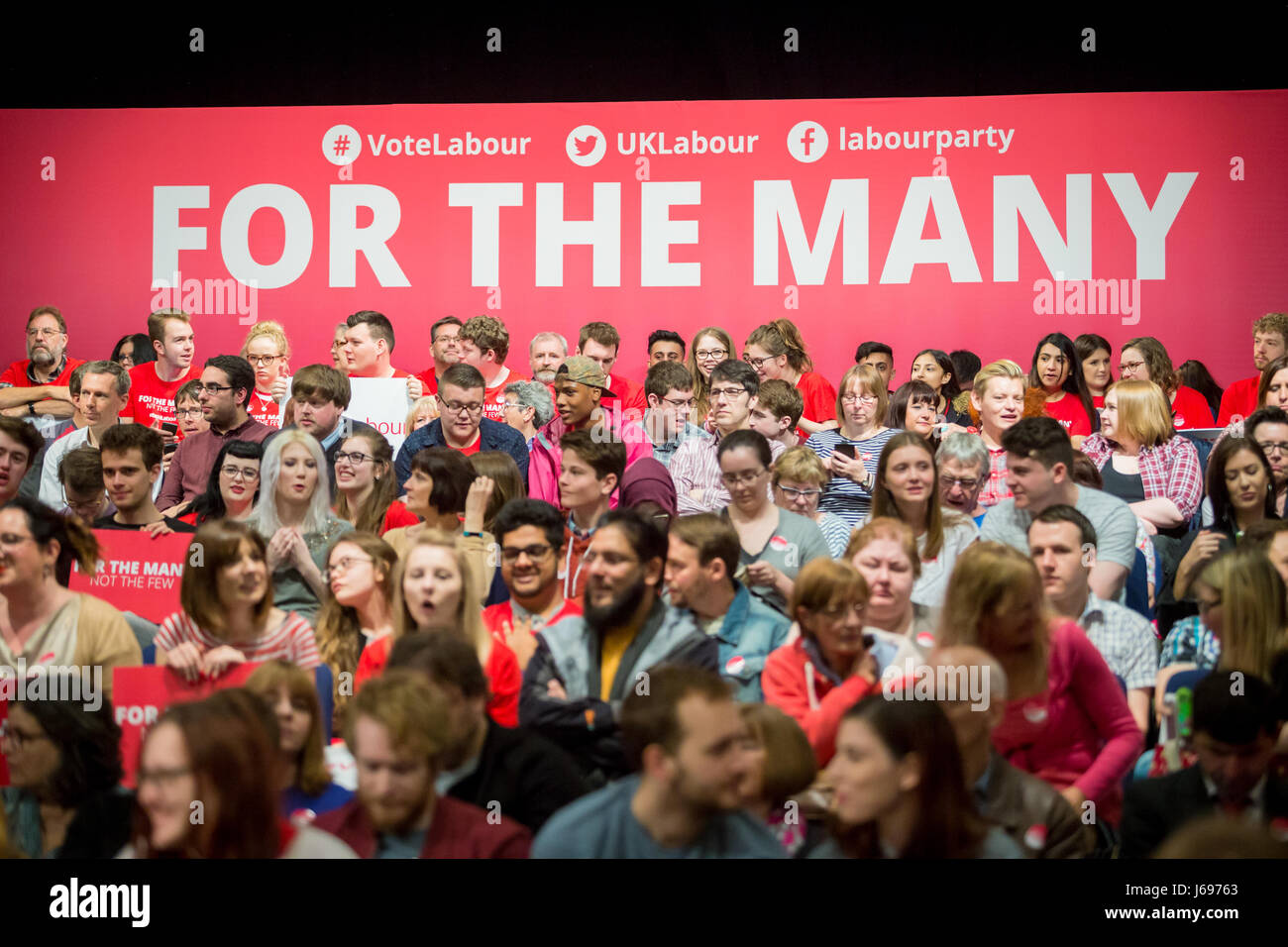 Für die vielen Slogan auf ein Banner auf einer Kundgebung der Labour Party, UK 2017 Wahlen Stockfoto