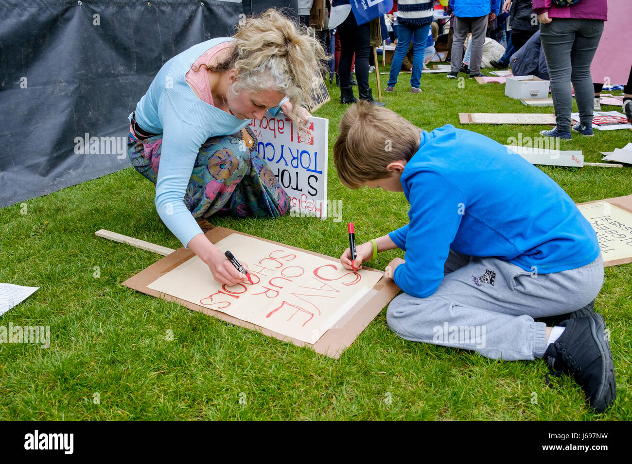 Bristol, UK. 20. Mai 2017. Demonstranten sind abgebildet, wie sie ein Plakat zu Beginn einer Ausbildung März in Bristol zu protestieren, der Marsch wurde von der Süd-West-Region von der Mutter als Reaktion auf den großen Angriff auf die Finanzierung der Schule organisiert. Bildnachweis: Lynchpics/Alamy Live-Nachrichten Stockfoto