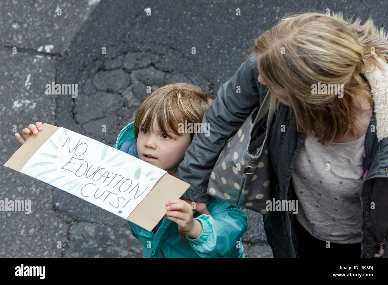 Bristol, UK. 20. Mai 2017. Ein kleines Kind, die Teilnahme an einem Protestmarsch Bildung hält seine Plakat, Fotografen stehen auf einer Brücke über ihm zu zeigen, war der Marsch, Bildung zu verteidigen und das Schneiden von Mitteln für Schulen nicht mehr statt. Bildnachweis: Lynchpics/Alamy Live-Nachrichten Stockfoto
