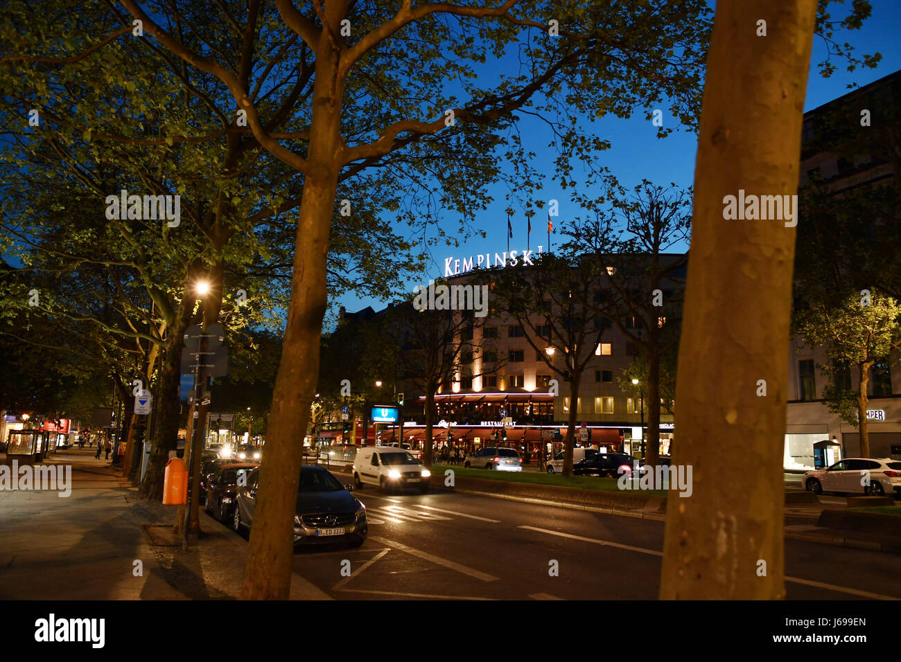 Berlin, Deutschland. 17. Mai 2017. Außenansicht des Kempinski Hotel Bristol Berlin während der blauen Stunde in Berlin, Deutschland, 17. Mai 2017. Foto: Jens Kalaene/Dpa-Zentralbild/ZB/Dpa/Alamy Live News Stockfoto