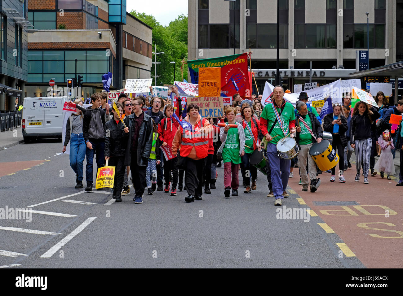 Bristol, UK. 20. Mai 2017. Demonstranten gegen die Regierung Bildungspolitik marschieren durch die Straßen der Stadt. Der Marsch war einer der eine Reihe von Veranstaltungen rund um das Vereinigte Königreich, markieren Sie die möglichen Auswirkungen der vorgeschlagenen Kürzungen bei der Finanzierung für Schulen sollen. Keith Ramsey/Alamy Live-Nachrichten Stockfoto