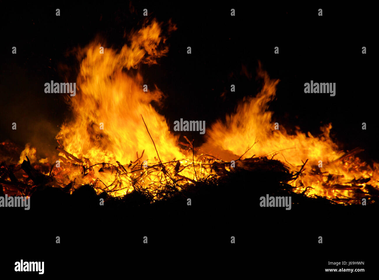 Nacht nächtlichen Feuer Flächenbrand Flamme Hexen Ostern Feuer Glanz erstrahlt Stockfoto