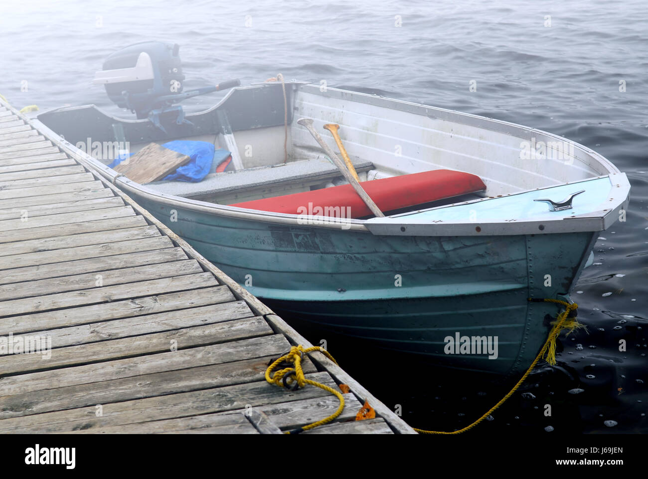 Nebel-Dock gebunden gebunden neblig Boot Süßwasser Binnengewässer Seewasser aus Holz nebligen Stockfoto