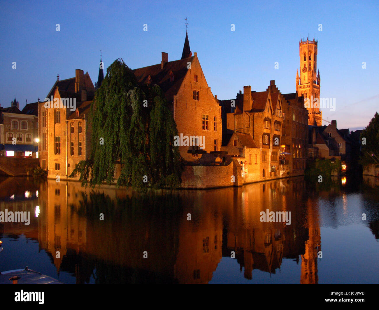 Haus bauen Nacht Nacht Abend Belgien Brügge Fluss blauen Wasserturm Stockfoto