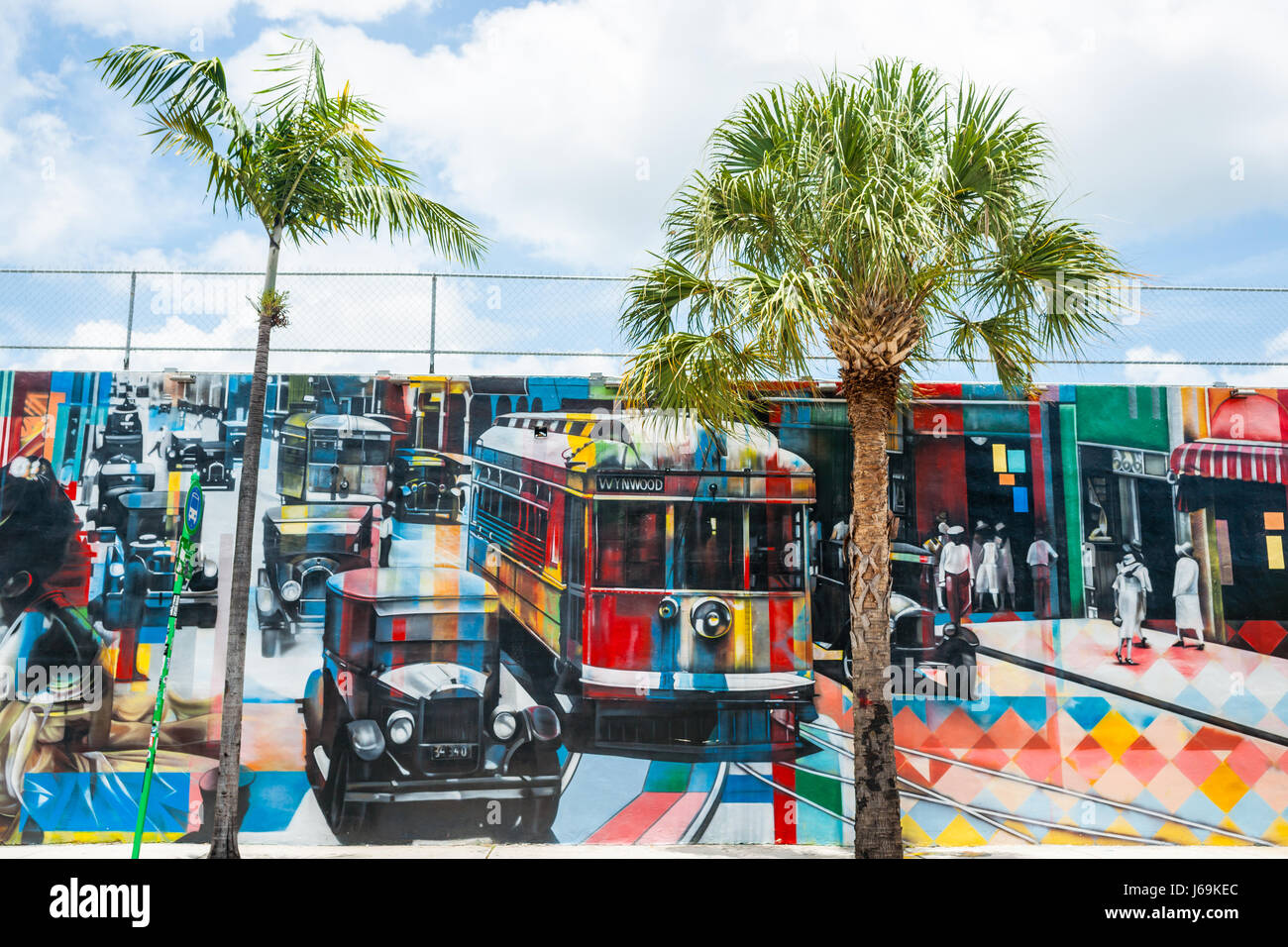 Wand-Kunstszene alten amerikanischen Street mit Seilbahn, Menschen und schwarzen Autos bunten Wynwood Wand, Maimi, USA. Stockfoto