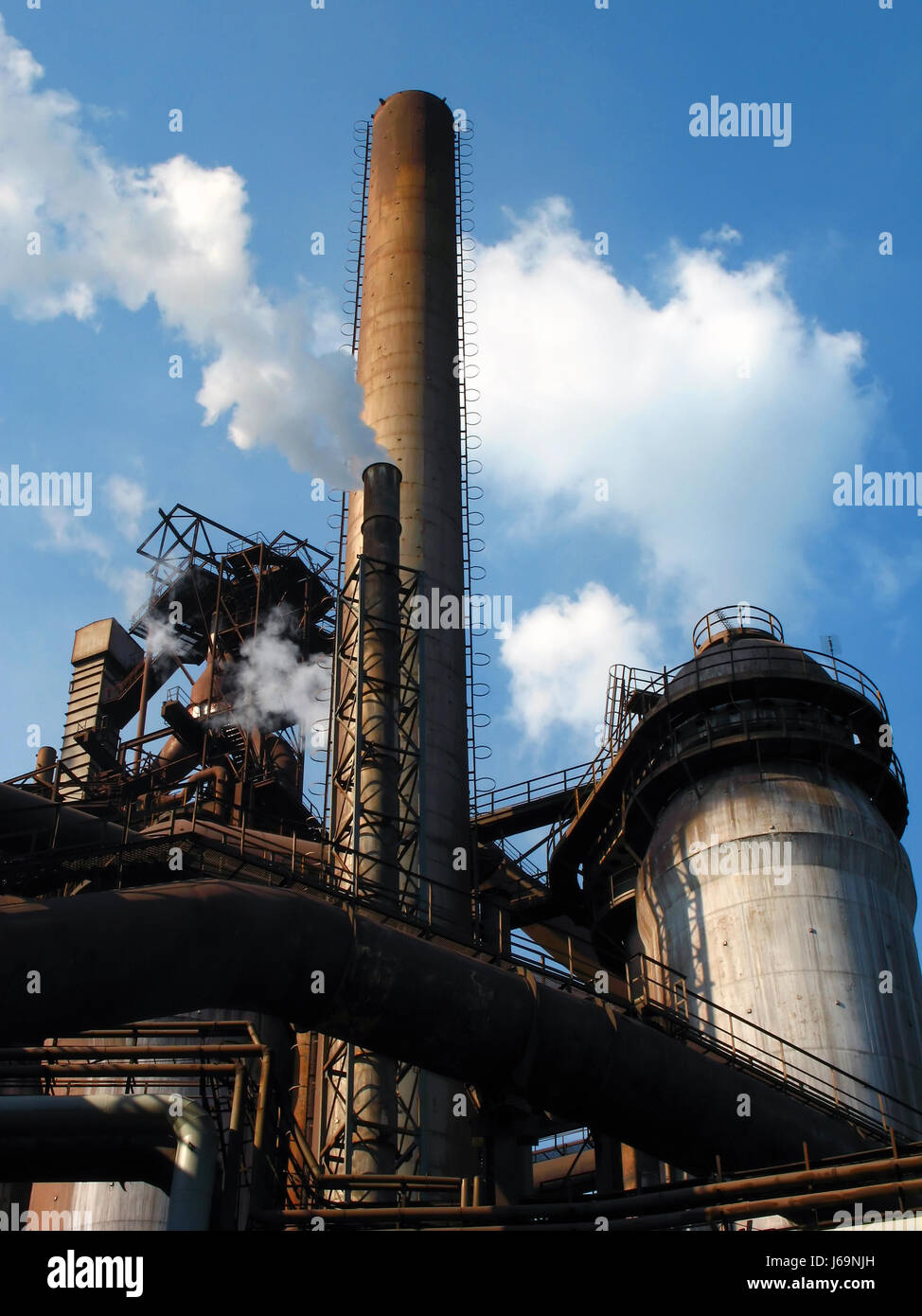 Industrie Ofen Metallurgie schwere harte Rauch Rauchen raucht Rauch Blauer Turm Stockfoto