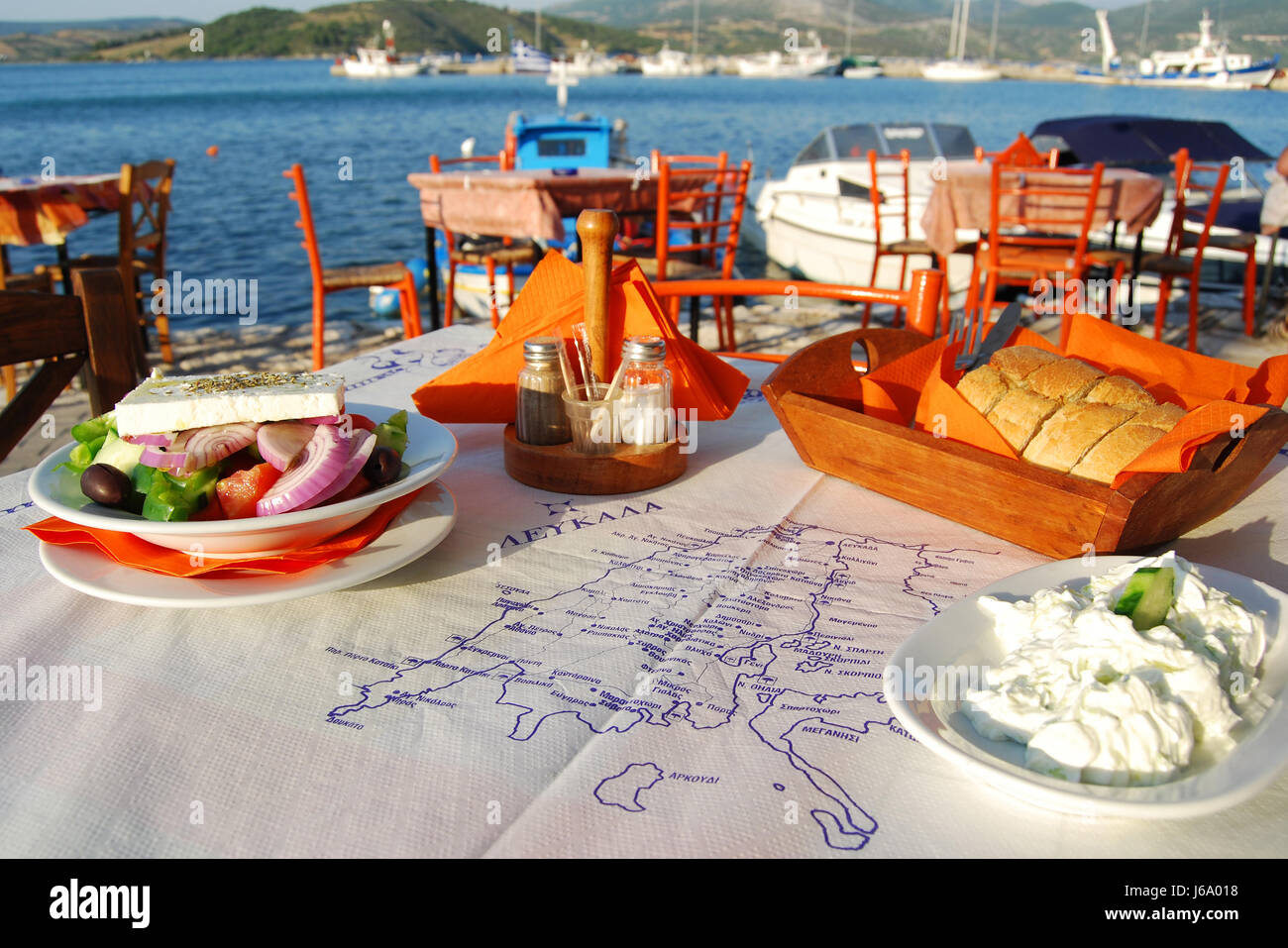 Griechenland griechische Hafen Häfen orange Table Restaurant Bar Taverne Brot Griechenland Stockfoto