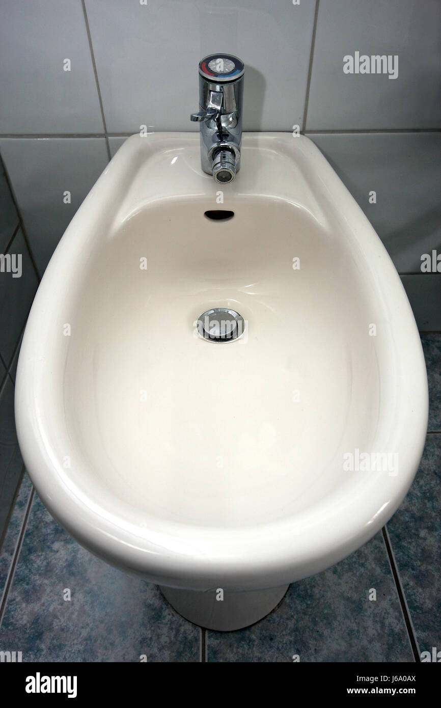 Reinigung Hygiene Körperpflege Bad Bidet Bad fließen zu keramische Fliesen reinigen Stockfoto