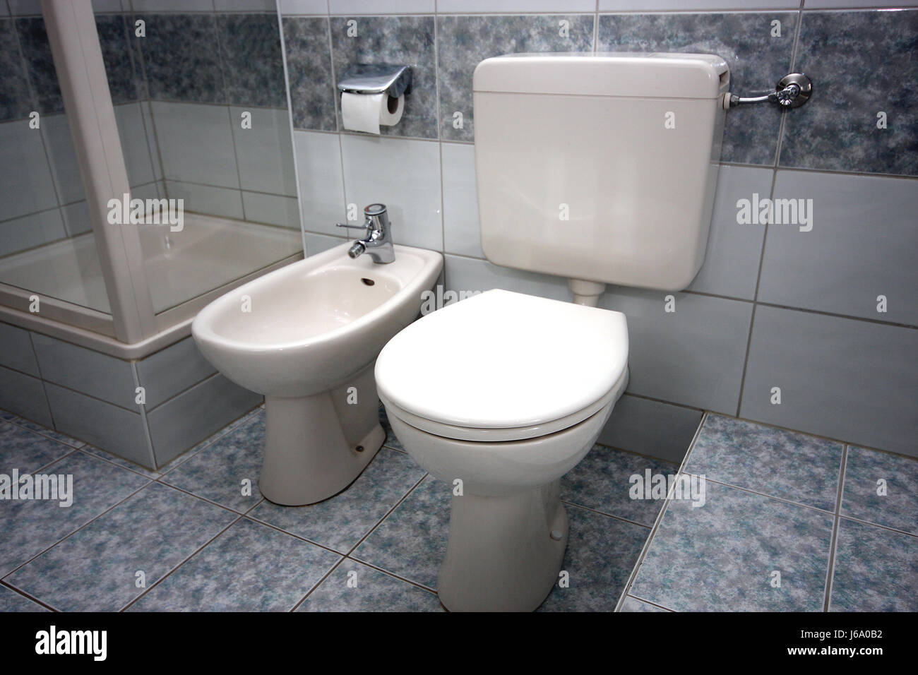 Reinigen der Toilette Körperpflege Bidet Bad fließen Keramikfliesen Toilette reinigen Stockfoto