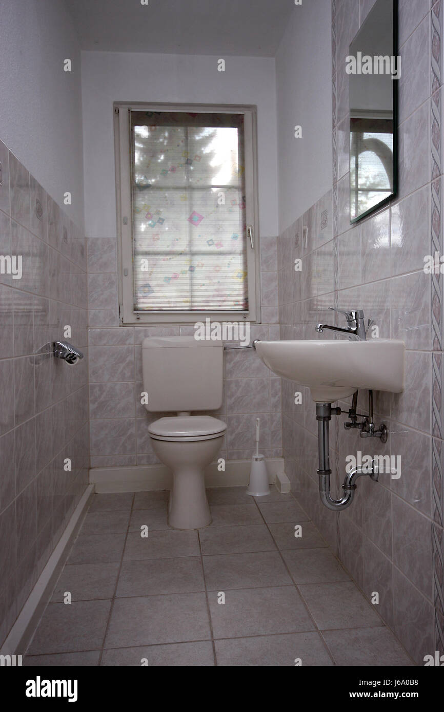 WC-Hygiene-Gäste-Fluss reinigt keramische Fliesen WC Waschbecken Sanitär Stockfoto