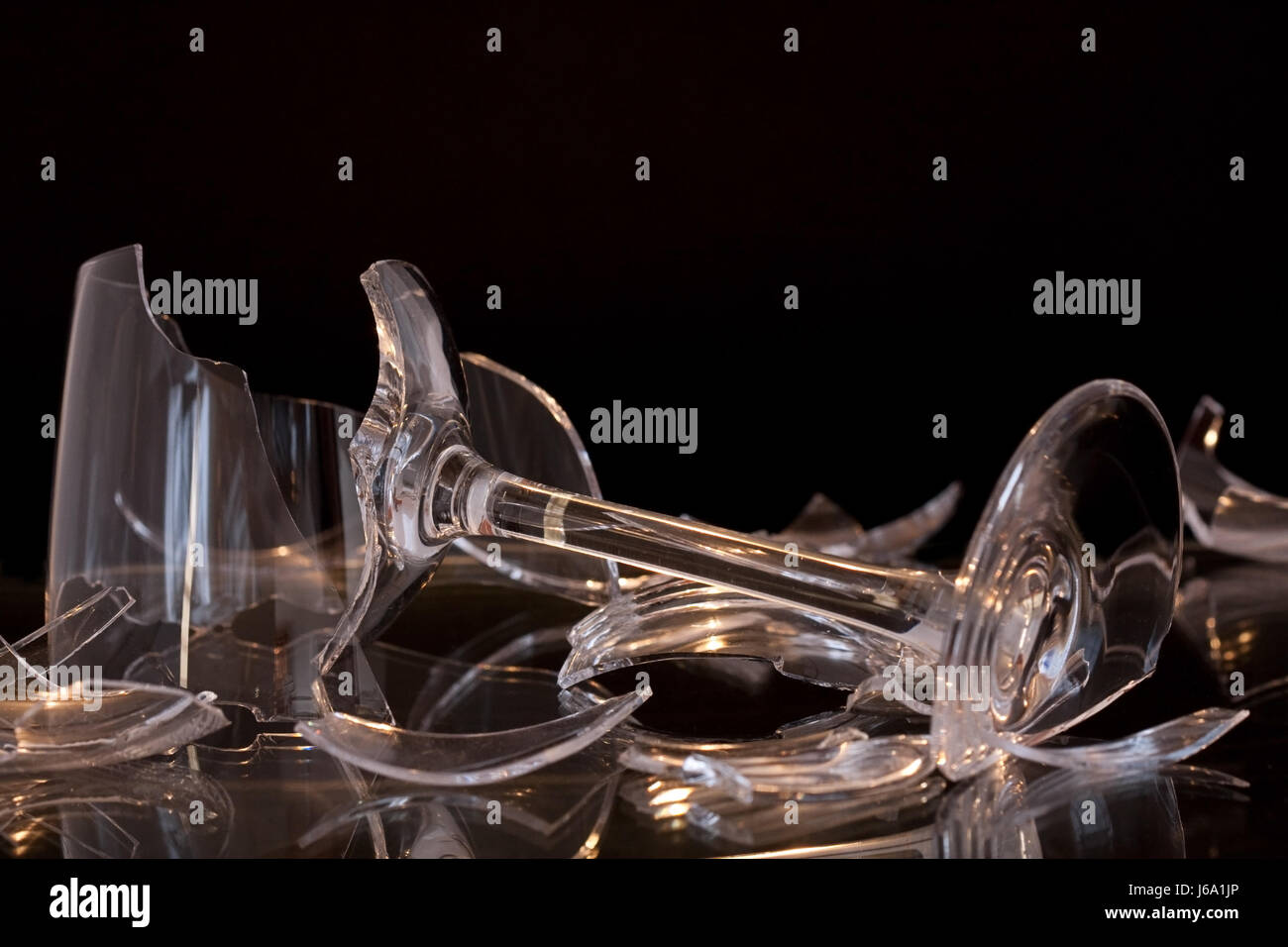 Glas kaputt -Fotos und -Bildmaterial in hoher Auflösung – Alamy