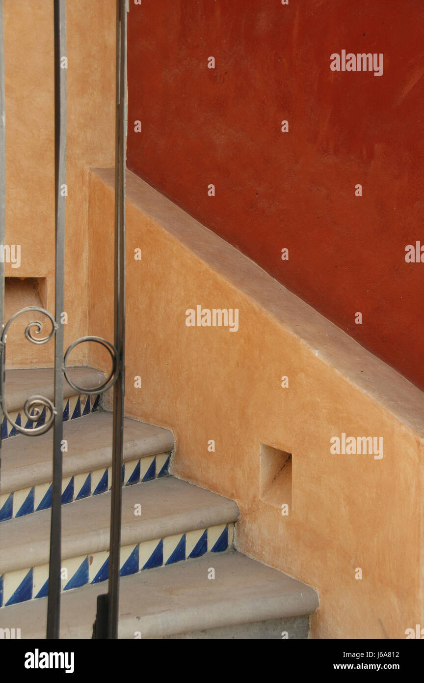 architektonische Gebäude Treppen Schiene Eingang mexikanischen Geländer Ausgang Treppe gemalt Stockfoto