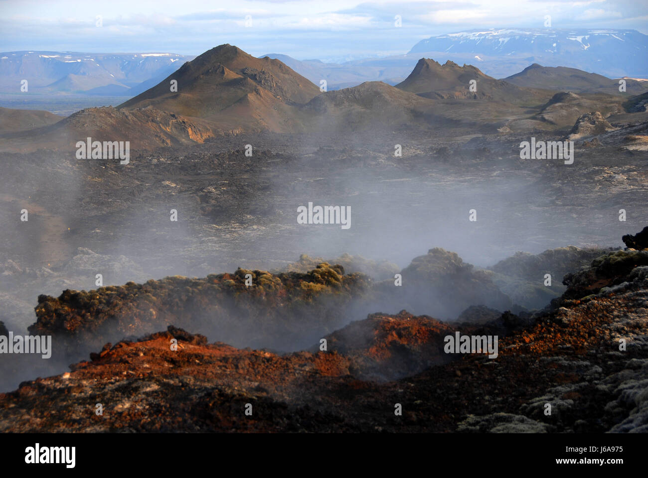 schwarze dunkelhäutige kohlschwarze tiefschwarze Europa Krater Island Landschaft Landschaft Stockfoto