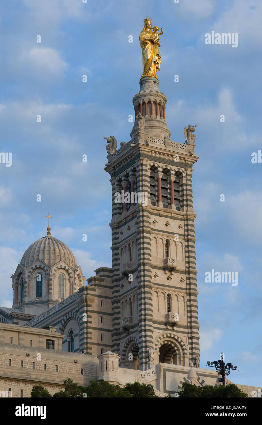 historische Frankreich in den Abend Kirchturm Kirchen Emblem Marseille Gebäude Stockfoto