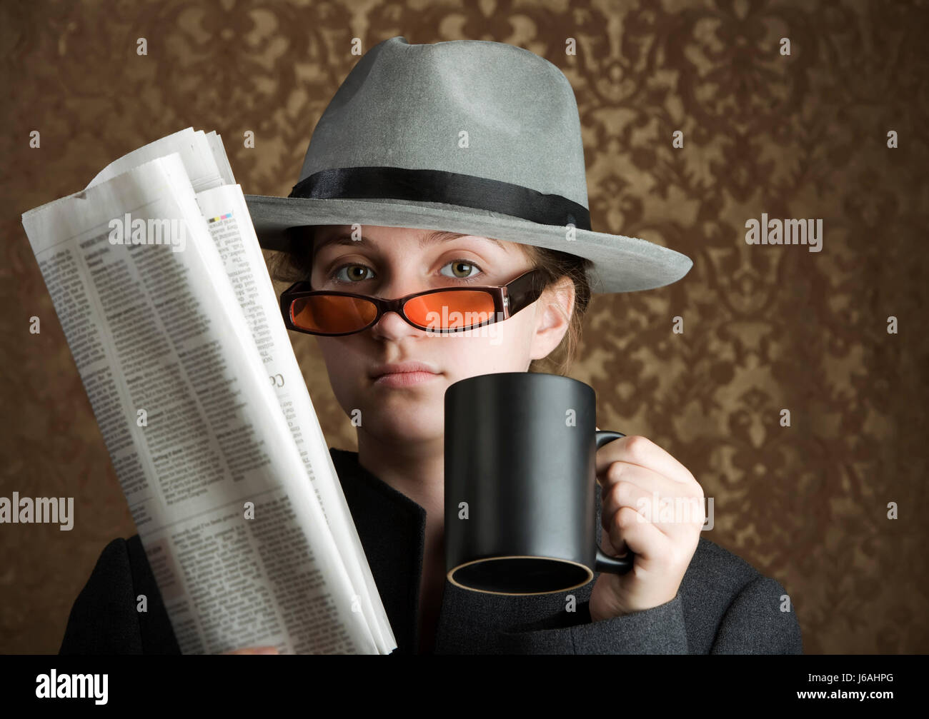 Zeitung Zeitschrift Tasse weibliche Teenager Hut Porträt Jugend Spion Brille Brille Stockfoto