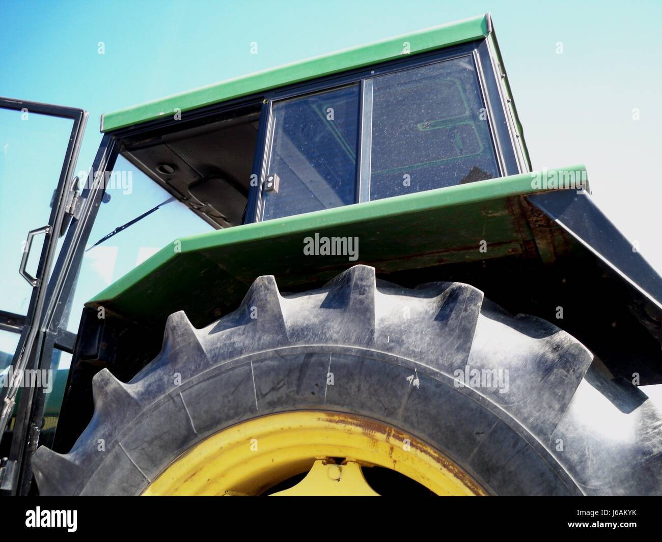 Landwirtschaft Landwirtschaft Bauernhof Traktor Farmer Ernte Reifen Profil warten warten Stockfoto