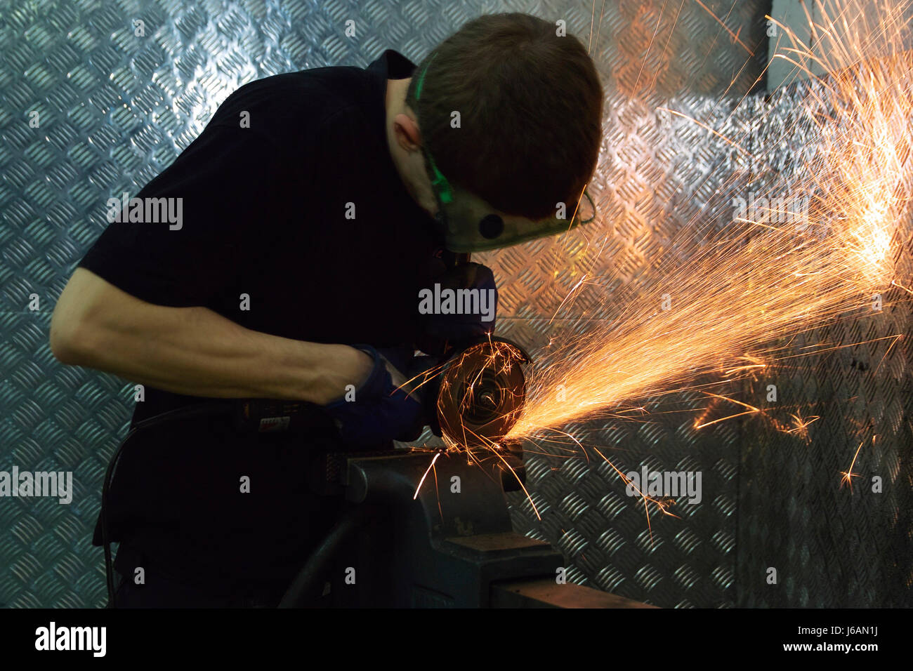 Werkstatt Radio Schleifen Metallbearbeitung Mann Industrie Arbeitsplatz Reparatur Herstellung Stockfoto