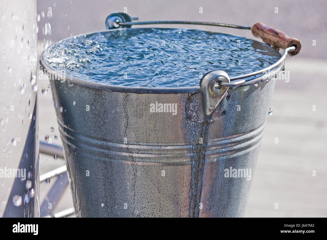 Erfrischung Eimer Trinkwasser Wasser voll Überschusswasser fallen  Wassertropfen drop Stockfotografie - Alamy