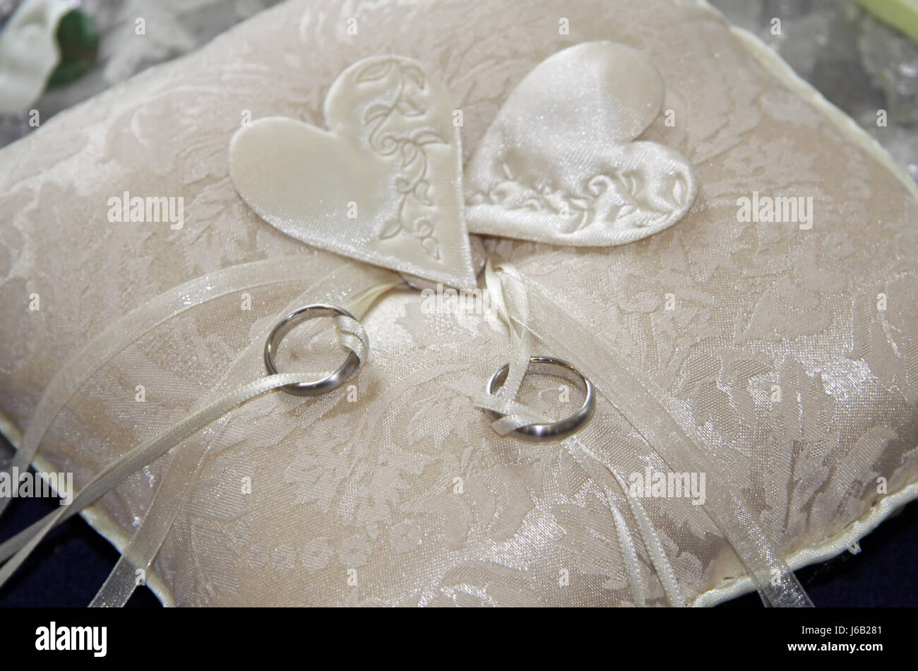 Trauringe auf einem Kissen Stockfoto