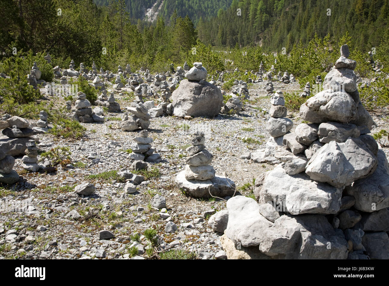 Blaze eine Spur Hügel Bergen Stein grünen Alpen Schweiz Graubünden-Tageslicht-Felsen Stockfoto