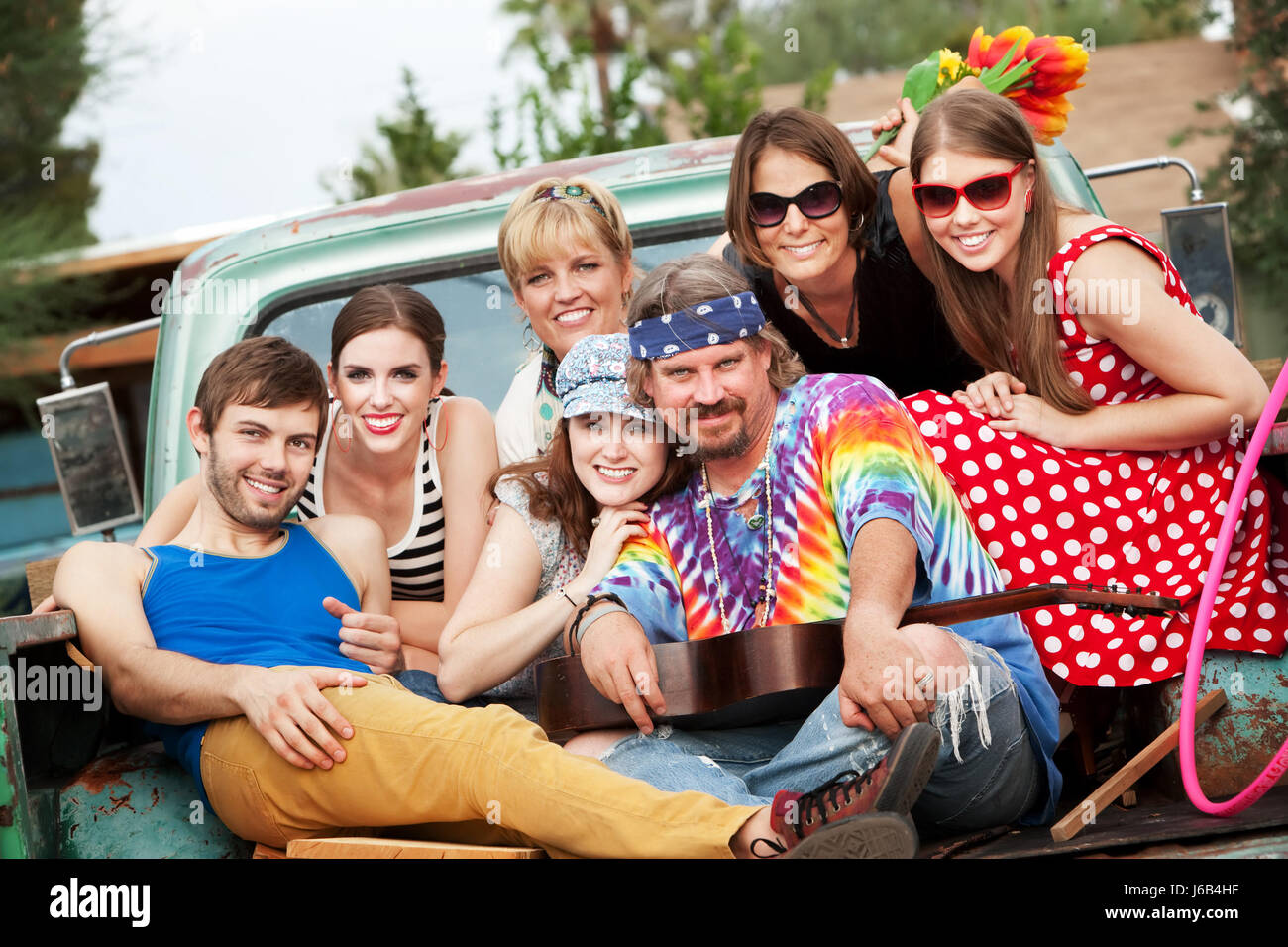 Frau Hippie-Hipster Gruppe LKW LKW Freund Mann Frau Geste Menschen menschliche Stockfoto