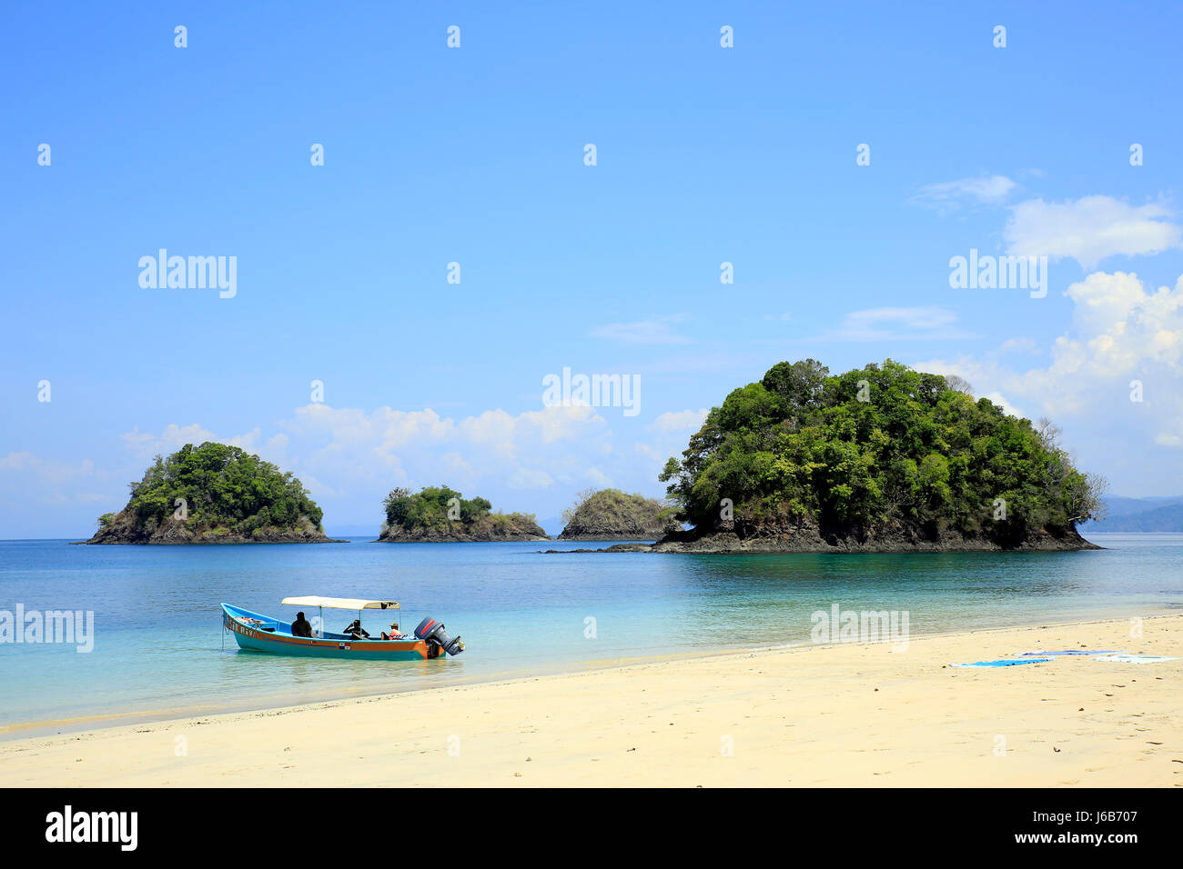 Strand mit kleinen Inseln und einem Tauchboot. Coiba-Nationalpark, Panama Stockfoto