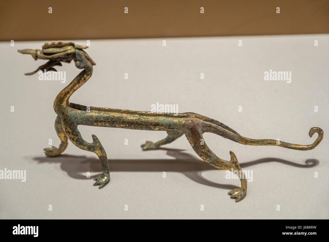 Vergoldete Bronze Drachen. Tang-Dynastie (618 C.E - 907 nChr) Archäologie Institut von Luoyang. Stockfoto