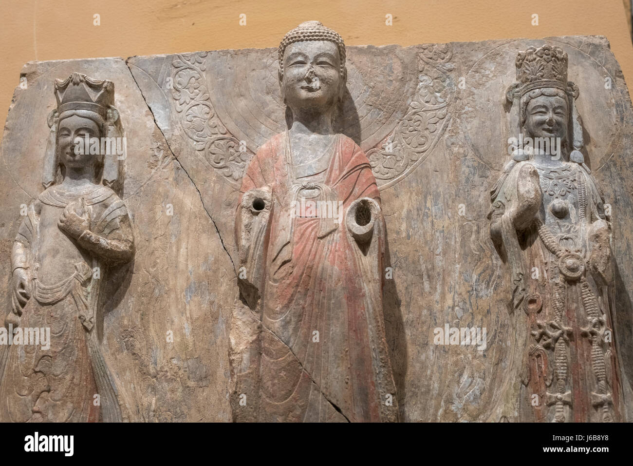 Teil von Carved Statue Buddhas und Bodhisattvas aus Qingzhou Longxing Kellern ausgegraben. Östliche Wei-Dynastie (534 C.E - 550 nChr) Qingzhou Museum. Stockfoto