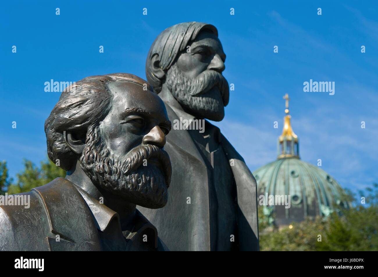 Skulptur Kunst Kultur Berlin Emblem DDR Kopf blaue Hand Kirche Denkmal Stockfoto