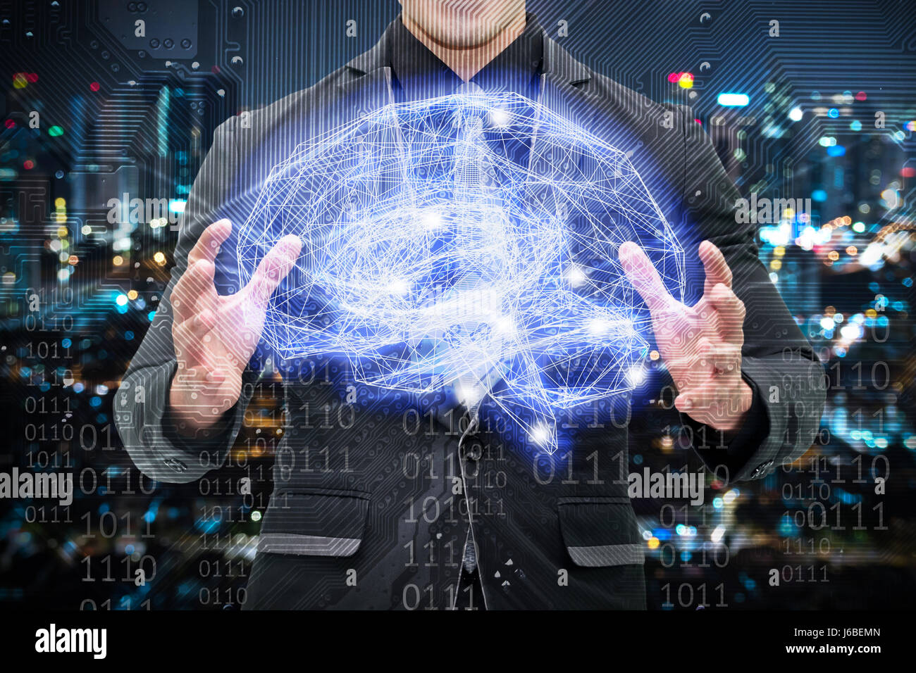 Maschinelles lernen, künstliche Intelligenz, KI, Tiefe lernen und Zukunftskonzept. Mann Anzug Holding Wireframe Gehirn verbinden mit elektronischen Schaltung ein Stockfoto